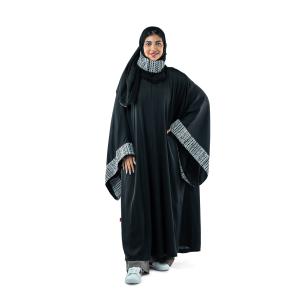 العباءة الفاخرة المطرزة بتفاصيل الدانتيل مع شال