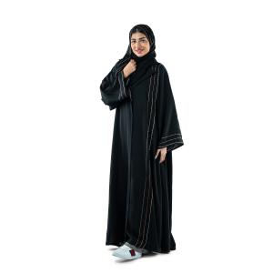 عباءة أنيقة بتطريز متناقض مع شال