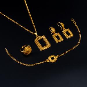 طقم مجوهرات قديم بتصميم مستطيل ومزخرف