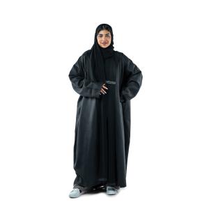 عباية مزخرفة باللون الأسود مع بروش مزخرف مع وشاح